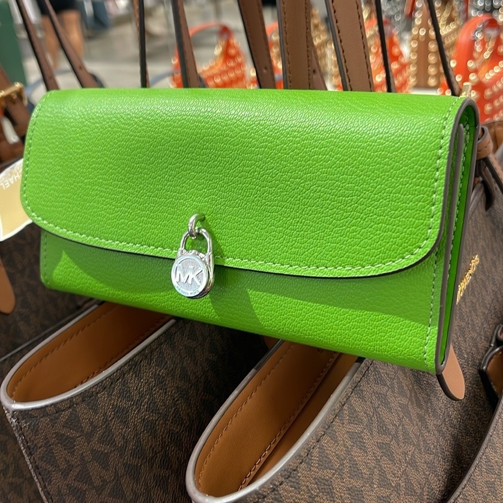 Michael Kors Hamilton Large Leather Flap Continental Wallet
Dragonfruit
NWT - Picture 8 of 16